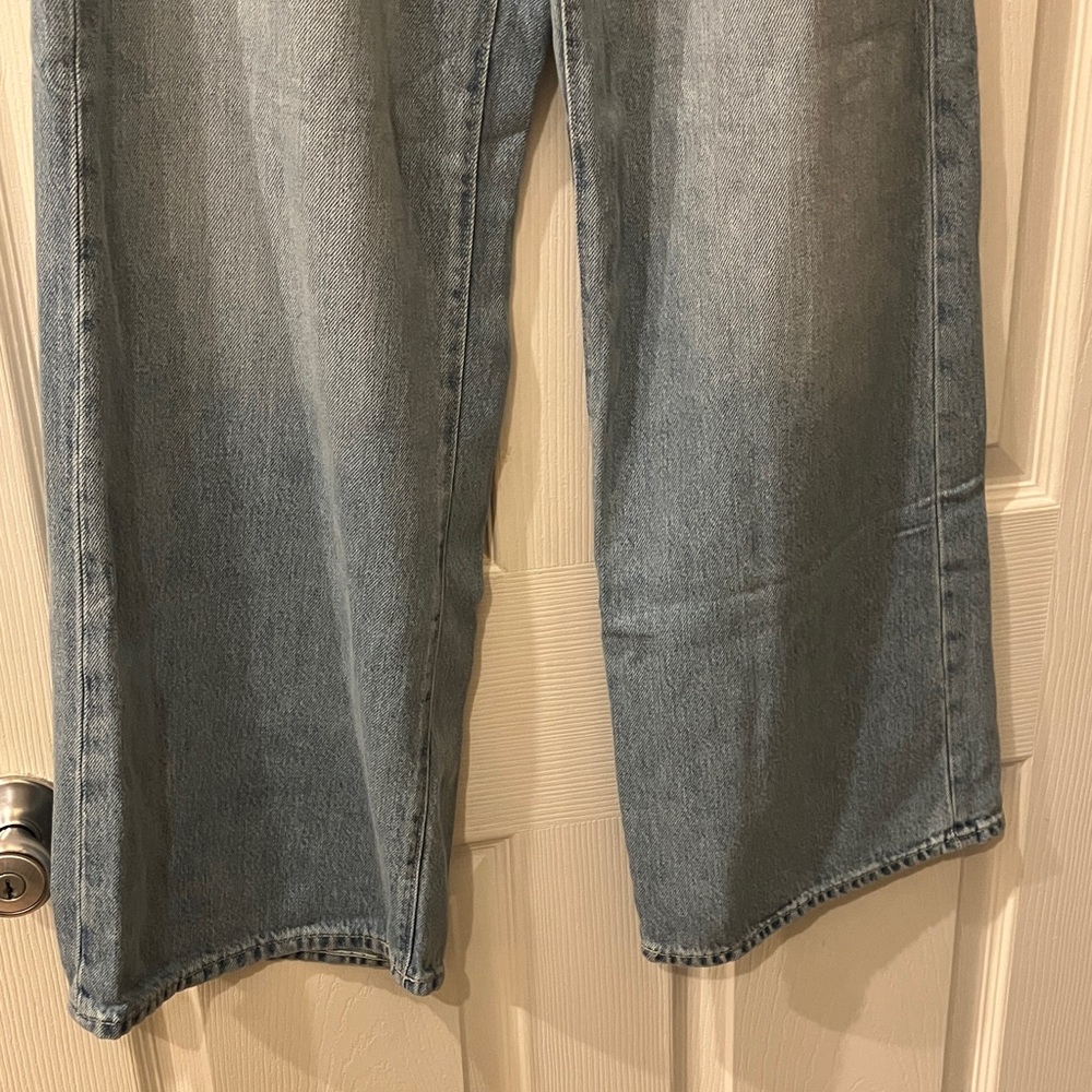 GAP Women's Light Blue Relaxed Straight Jeans - Picture 4 of 7